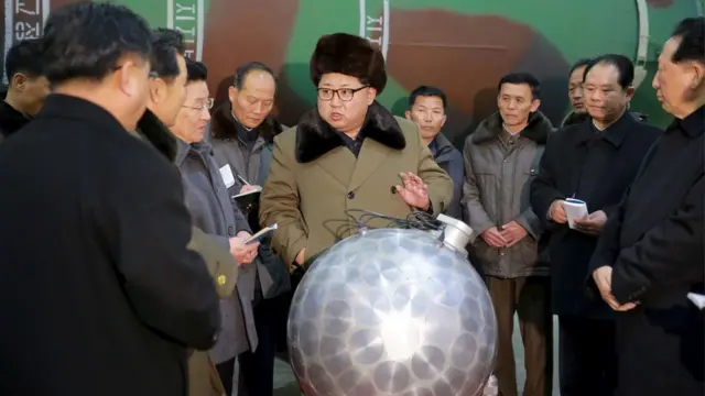 Kim Jong-un inspecionando uma usina nuclear