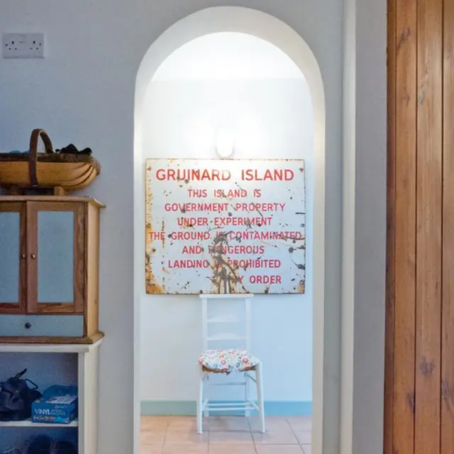 جزیرہ گروئینارڈ میں نصب پرانے وارننگ بورڈ