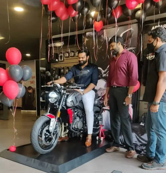 స్పోర్ట్స్ బైక్‌తో సాయి ధరమ్ తేజ్ (పాత చిత్రం)