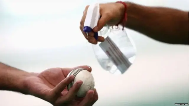 चेंडूला स्वच्छ केलं जात आहे.