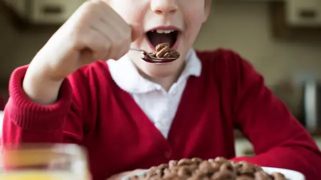 Criança comendo cereais