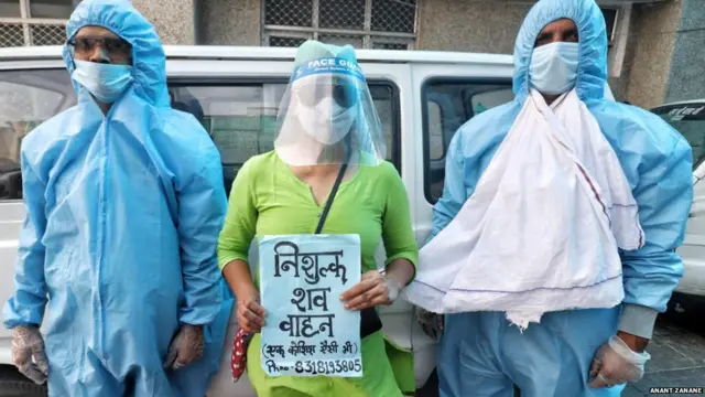 वर्षा वर्मा अपनी टीम के साथ