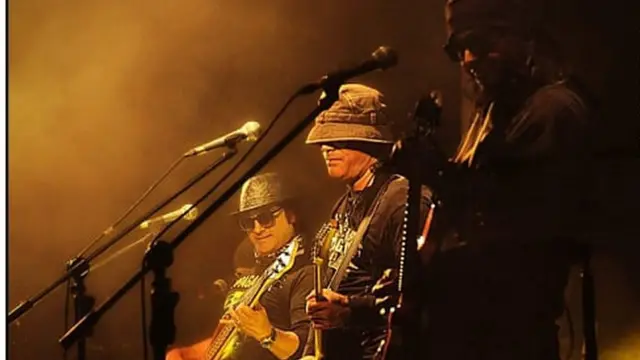 মঞ্চে পারফর্ম করছে মাইলস।