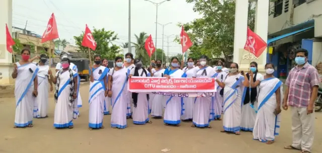 పని చేసే సమయంలో ఆరోగ్య రక్షణకు చర్యలు తీసుకోవాలని ఆశా కార్యకర్తలు డిమాండ్ చేస్తున్నారు.