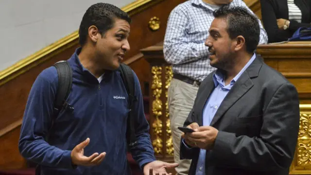 José Manuel Olivares, a la izquierda