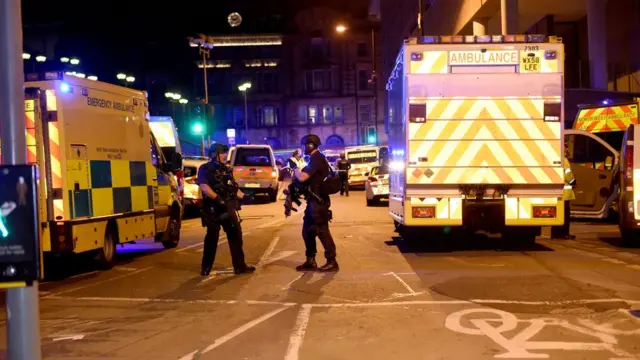 "Манчестер Арена" яқинидаги полиция ходимлари ва "Тез ёрдам" машиналари