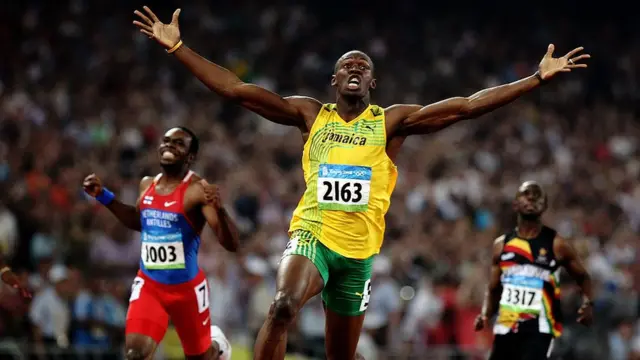 Usain Bolt con los brazos extendidos tras ganar en 2012 (crédito: Getty Images)