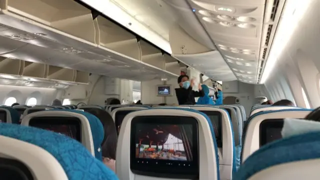 Máy bay Vietnam Airlines chuẩn bị cất cánh từ Heathrow, London