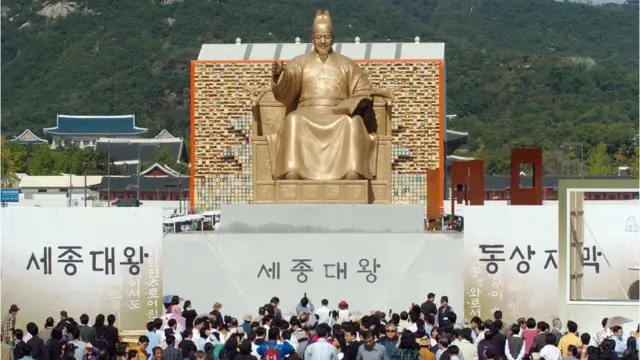 2009년 광화문광장이 새 단장을 하면서 공개된 세종대왕 동상