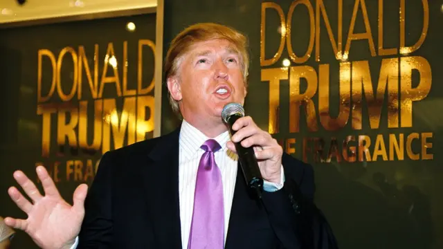 Дональд Трамп во время рекламной кампании своего одеколона
