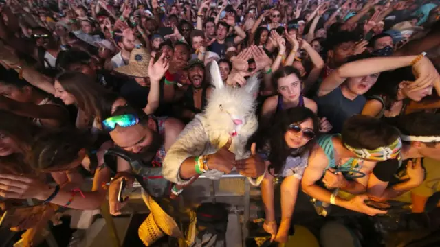 Посетители фестиваля Коачелла с мобильными телефонами