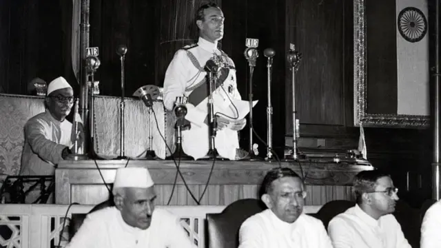 భారత్ స్వాతంత్ర్యం గురించి ప్రకటన చేస్తున్న మౌంట్‌బాటెన్