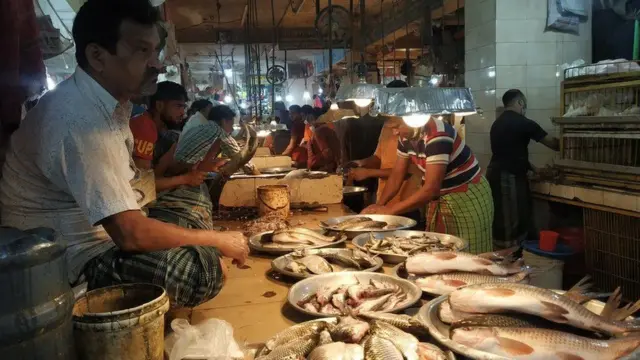 বাজারের পরিস্থিতি নিয়ে উদ্বিগ্ন ভোক্তারা।
