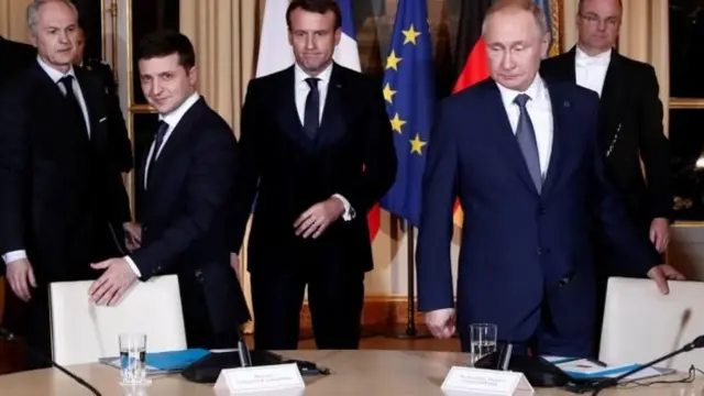 Зеленский менен Путин расмий түрдө биринчи жолу учурашып көрүштү