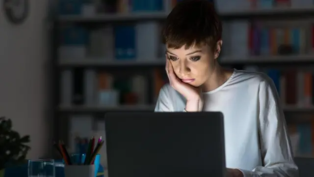 Жінка працює