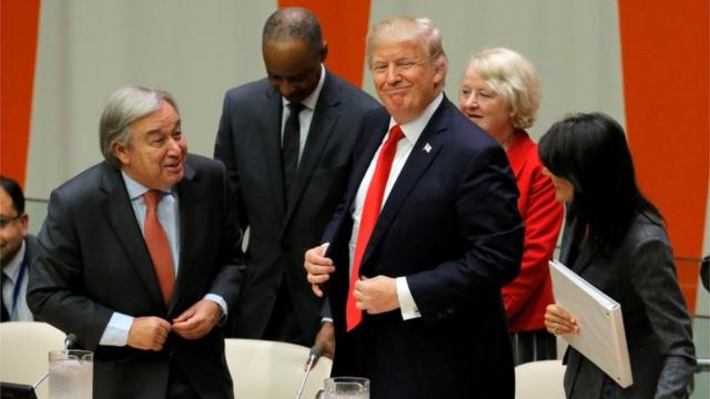 特朗普在联合国，联合国秘书长（左）也要让他三分