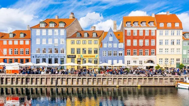 야외 식당 공간에 앉아 있는 사람들