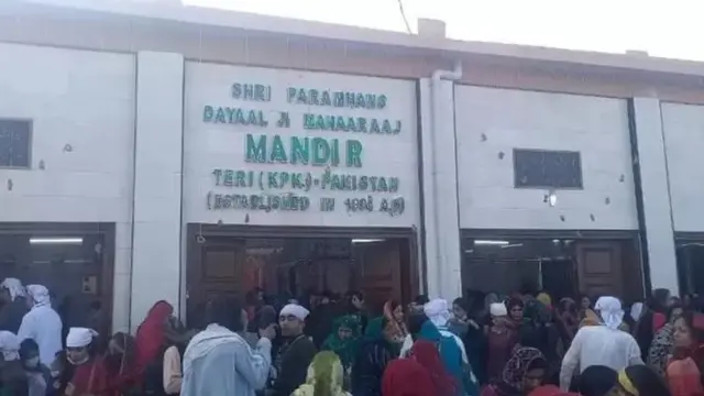 இந்த கோவில் பாகிஸ்தானின் கைபர் பக்துன்க்வா மாகாணத்தில் உள்ள கரக் மாவட்டத்தில் உள்ள டேரி கிராமத்தில் புகழ்பெற்ற இந்து துறவி ஸ்ரீ பரம் ஹன்ஸ் ஜி மகராஜின் வரலாற்றுச்சிறப்பு வாய்ந்த சமாதியில் அமைந்துள்ளது.