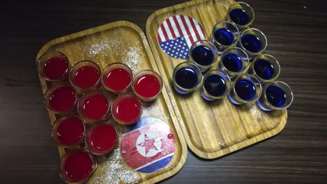 싱가포르의 한 바에서 내놓은 북미정상회담 관련 이벤트 보드카 샷들