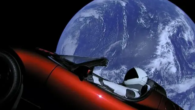 अंतराळातली लाल कार