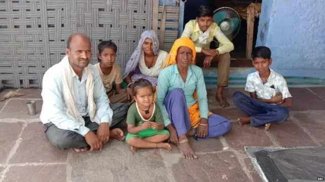 नरेश जाटव और उनका परिवार