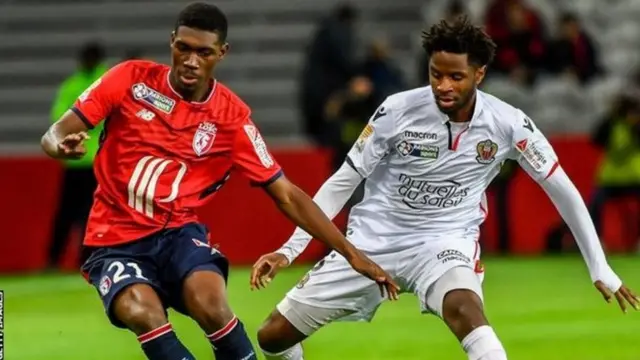 kiungo wa kati wa Brighton na Mali Yves Bissouma(kushoto) anasakwa na Arsenal