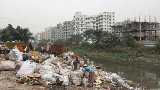 বনশ্রী লেকের পাশে যত্রতত্র ময়লা ফেলা হচ্ছে।