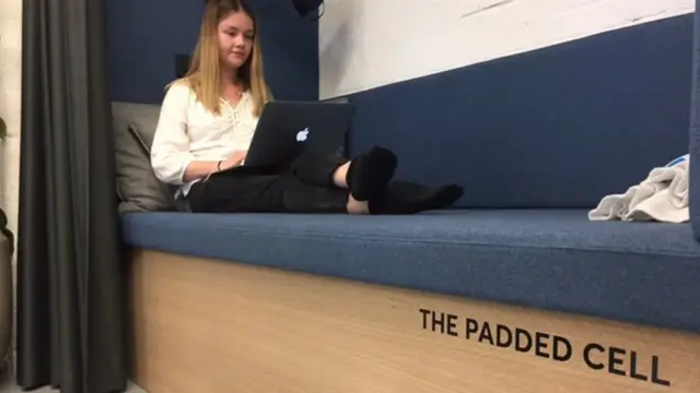 Asiento con mujer trabajando.