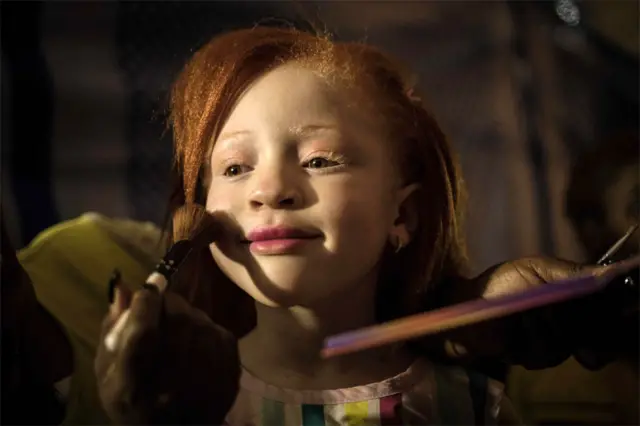 İştirakçılardan biri makyaj olunurkən