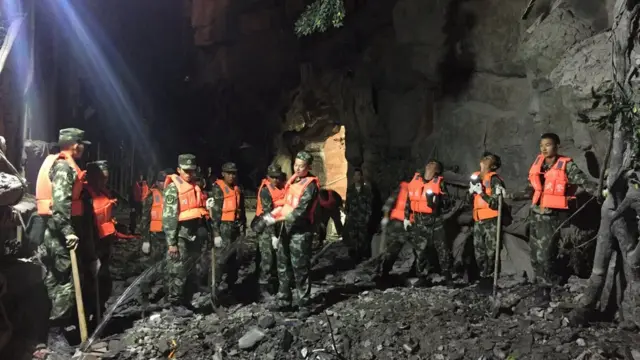 เจ้าหน้าที่กู้ภัยช่วยเหลือผู้ประสบเหตุแผ่นดินไหวในจีน