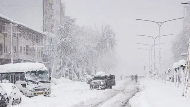 بارش برف که از یکشنبه ۲۱ بهمن شروع شده بود و تا سهشنبه شب ادامه داشت، در بعضی نقاط ایران به ویژه در استان گیلان باعث مسدود شدن راهها، قطعی آب، برق و اینترنت شده است.