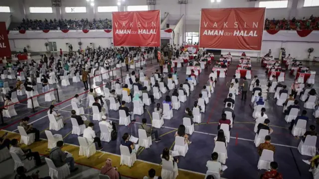 गत महिना खोप लगाउन लाम बसेका मानिसहरू