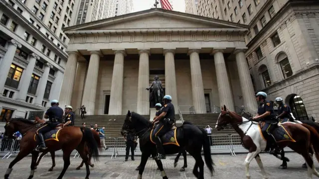 2011年，示威者在华尔街与警察发生冲突。