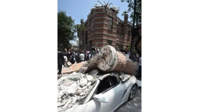 Автомобиль под обломками здания