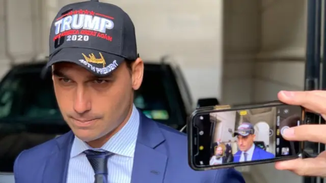 Eduardo Bolsonaro con una gorra de apoyo a Donald Trump