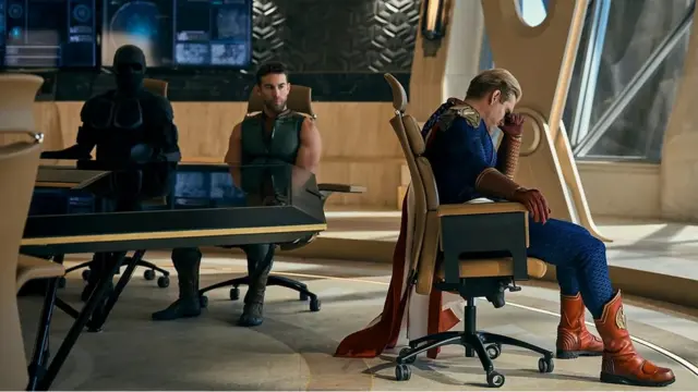 U novi talas samo-parodirajućih superherojskoh filmova i serija spada i Amazonova serija Dečaci