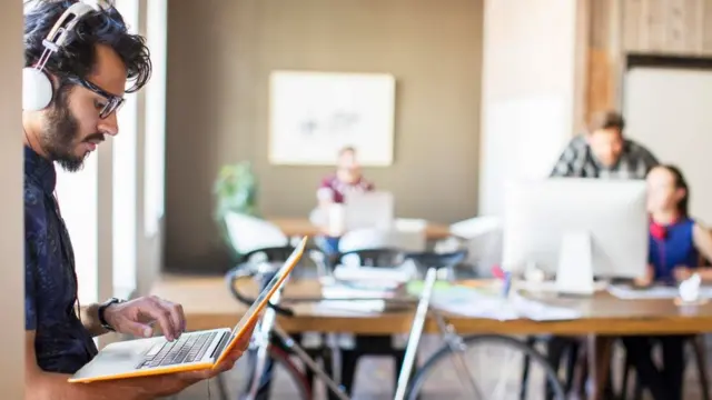 شخص يرتدي سماعة أذن لحجب الضوضاء