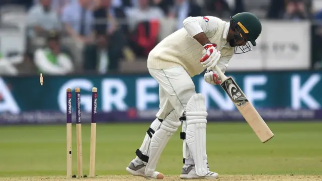 فہیم اشرف کو جیمز اینڈرسن نے بولڈ کیا، انھوں نے 37 رنز بنائے۔