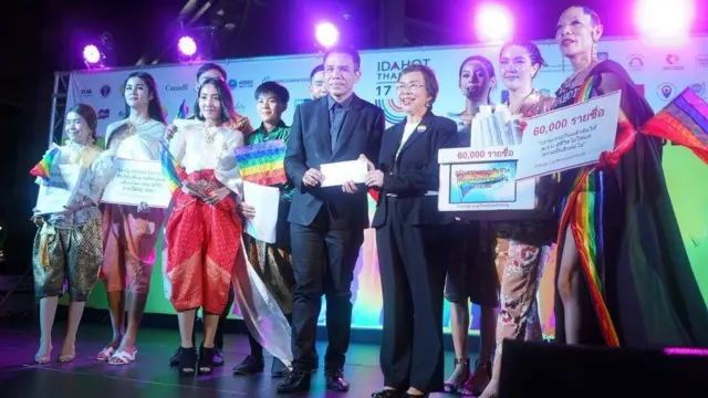 ตัวแทนนักกิจกรรมเพื่อสิทธิความหลากหลายทางเพศ ยื่น 60,000 รายชื่อ สนับสนุนร่างกฎหมายคู่ชีวิต ต่ออธิบดีกรมคุ้มครองสิทธิและเสรีภาพ กระทรวงยุติธรรม เมื่อวันที่ 17 พ.ค.ที่ผ่านมา