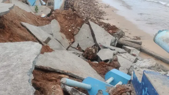 బీచ్ వద్ద కూలిన గోడ