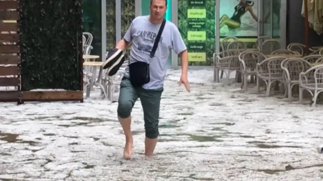 Stanovnik Užica hoda potopljenom ulicom