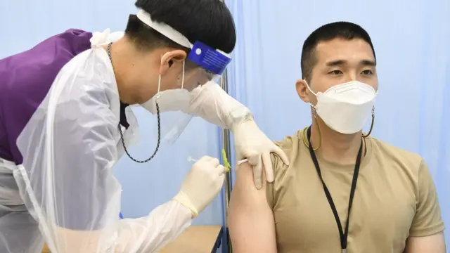 30세 미만 장병에 대한 신종 코로나바이러스 감염증(코로나19) 예방 백신 접종이 시작된 7일 해병대 연평부대에서 장병들이 백신을 맞고 있다