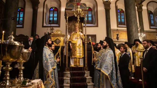 نظم شيخ الروم الأرثوذكس المتروبوليت عمانوئيل تشالشدون قداس عيد الغطاس كجزء من احتفالات عيد الغطاس في كنيسة بطريركية الفنار الأرثوذكسية في 6 يناير/كانون الثاني 2023 في اسطنبول، تركيا