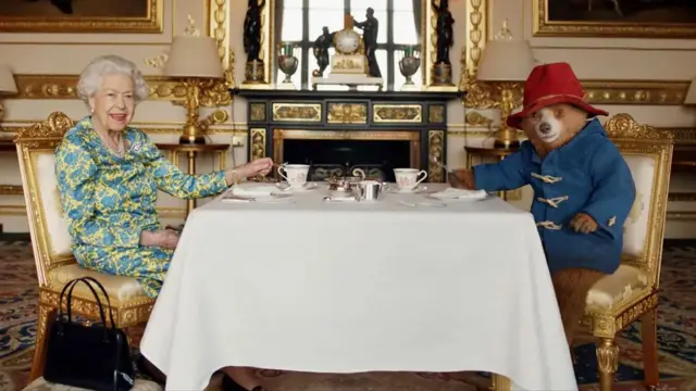 Айиқчанинг Лондон Паддингтон бекатига сафари ҳақидаги эртак Паддингтон мавзесини машҳур қилган.