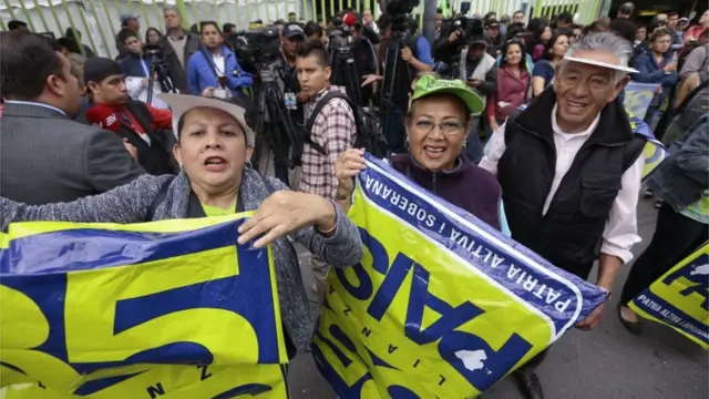 Simpatizantes del candidato oficialista Lenín Moreno celebraron en la sede de su partido desde tempranas horas de la tarde.