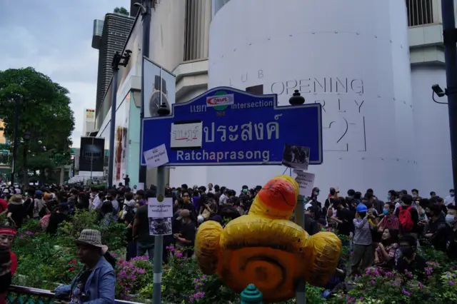 ป้ายแยกราชประสงค์ที่ถูกปิดคำว่าราชเป็น ราษฎร์