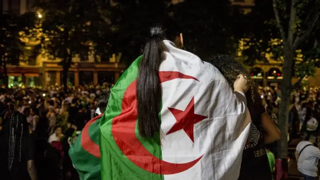 بعض مشجعي الجزائر احتفلوا بتوشح العلم الوطني للبلاد، في شوارع مدينة ستراسبورغ الفرنسية.