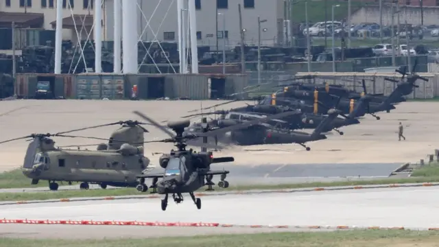 한미연합연습 '을지 자유의 방패'(UFS·을지프리덤실드)가 시작된 21일 경기 평택시 팽성읍 주한미군기지 캠프 험프리스 상공에서 아파치 헬기가 비행하고 있다