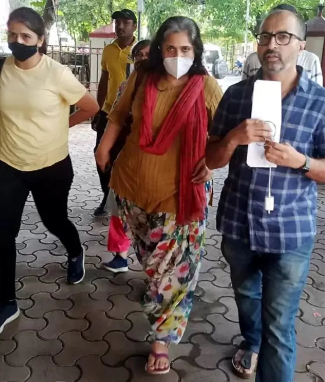 તિસ્તા સેતલવાડ તરફથી મુંબઈના સાંતાક્રુઝ પોલીસ સ્ટેશનમાં ફરિયાદ દાખલ કરવામાં આવી હતી