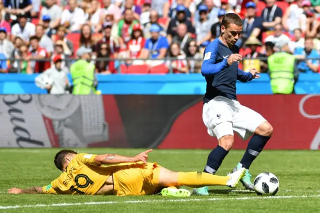 Griezmann entra na área e Risdon tenta chegar à bola